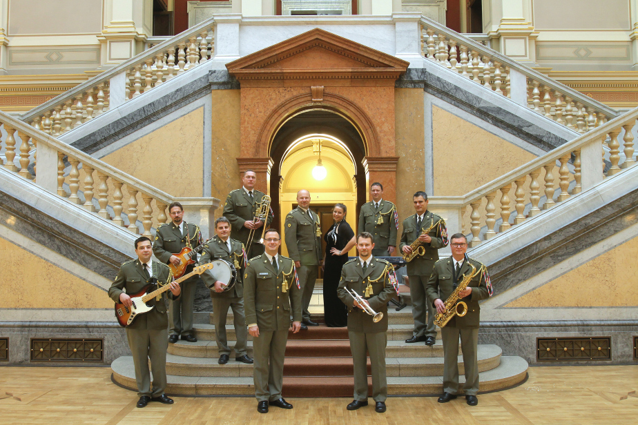 Malý taneční orchestr - umělecký vedoucí prap. Václav Bízek